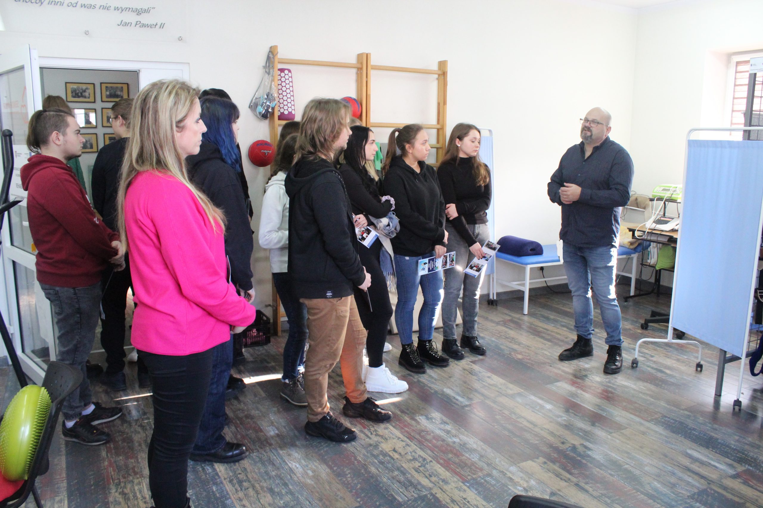 6) Zdjęcie zrobione zostało na sali rehabilitacyjnej DDP , znajduje się na nim młodzież z liceum wraz z Dyrektorem MGOPS