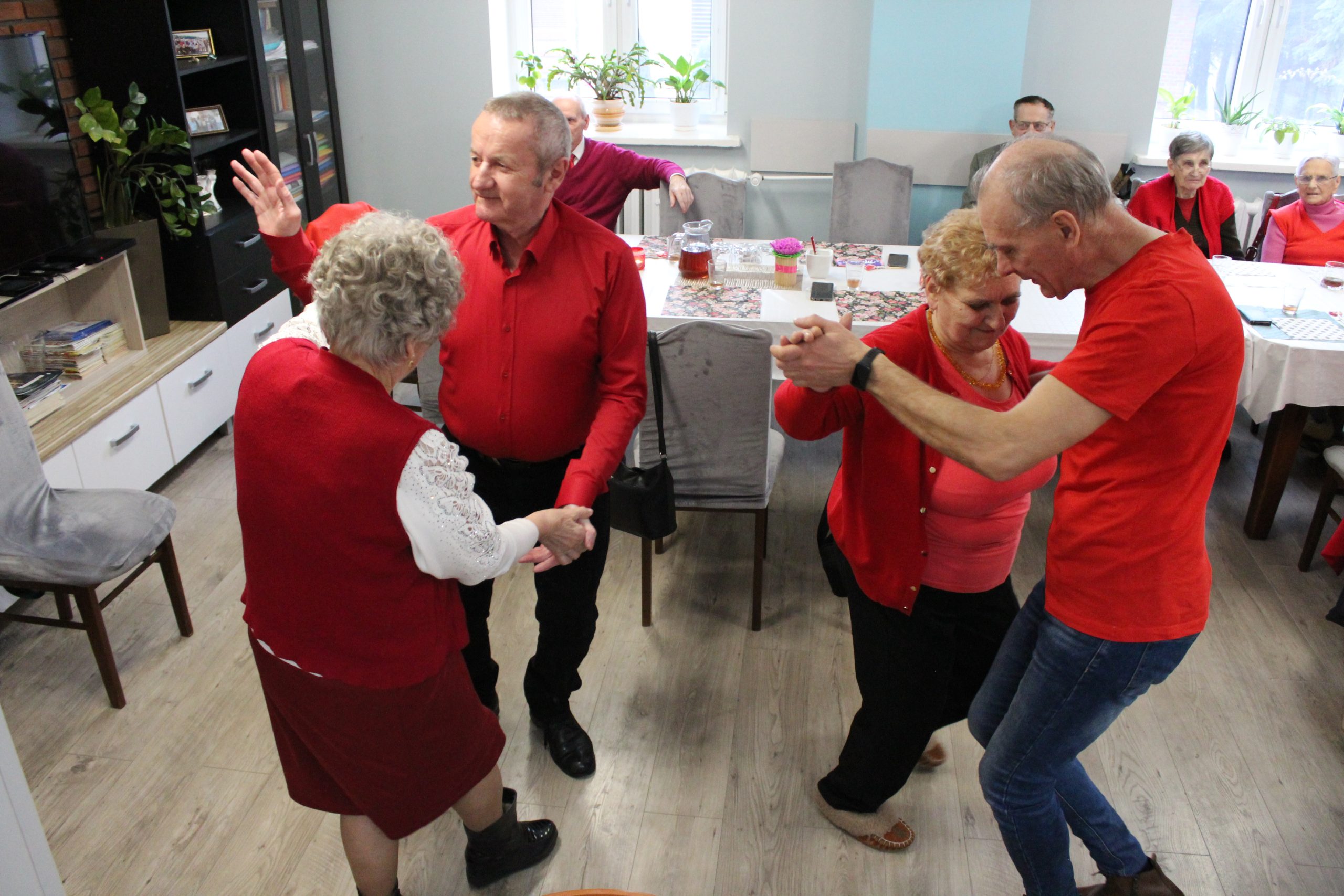 Fotografia przedstawia dwie pary tańczące podczas balu karnawałowego
