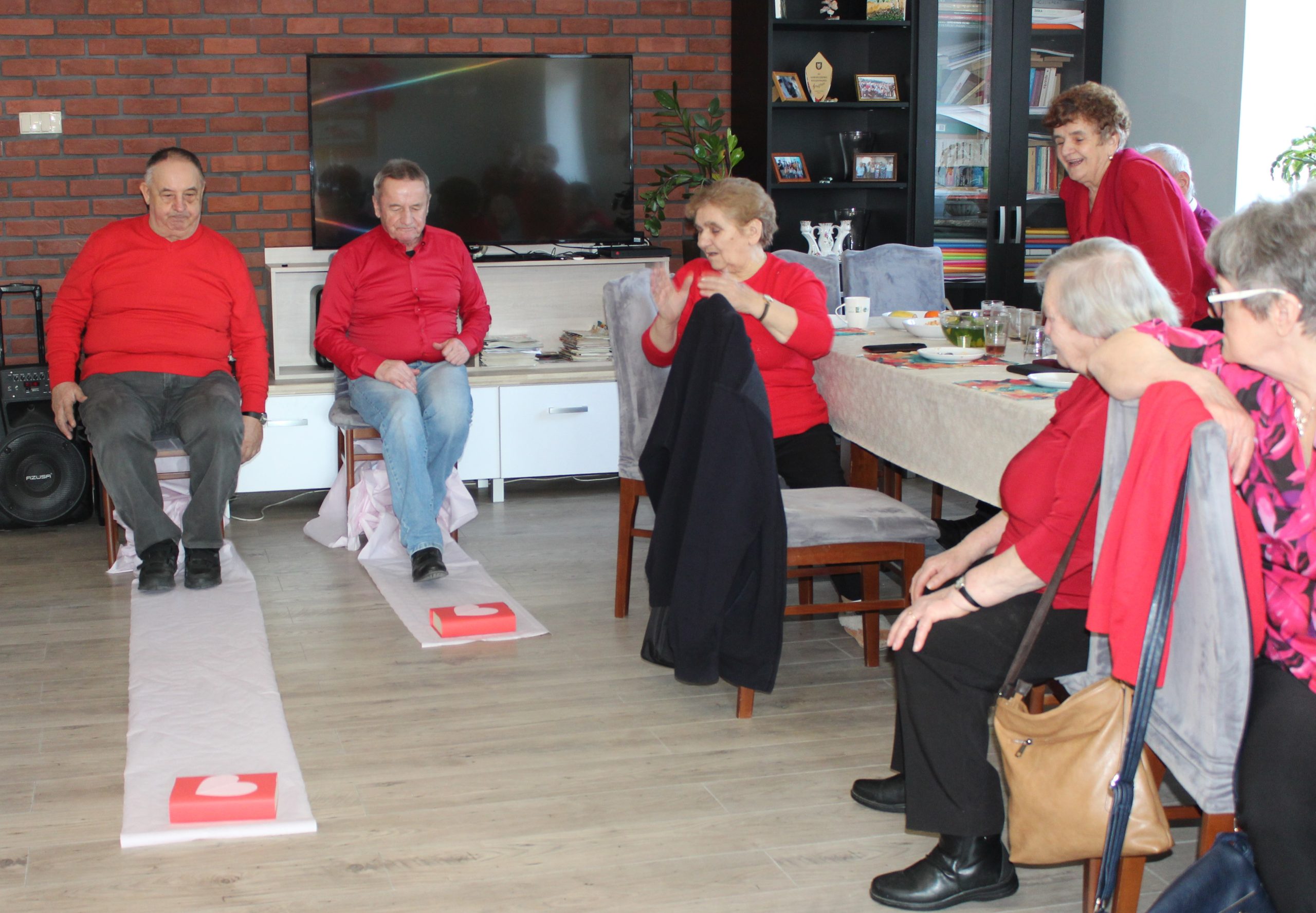 Fotografia przedstawia dwóch seniorów biorących udział w konkurencji sprawnościowej.