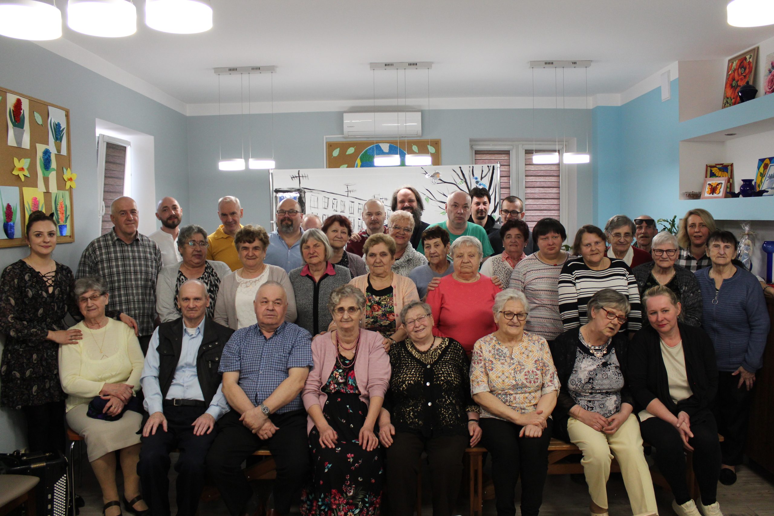 8) Zdjęcie grupowe przedstawiające wszystkich uczestników spotkania.