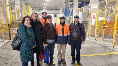 8) Zdjęcie przedstawia dwoje pracowników kopalni soli i dwóch seniorów wraz z dwiema opiekunkami z DDP – uczestników wycieczki.