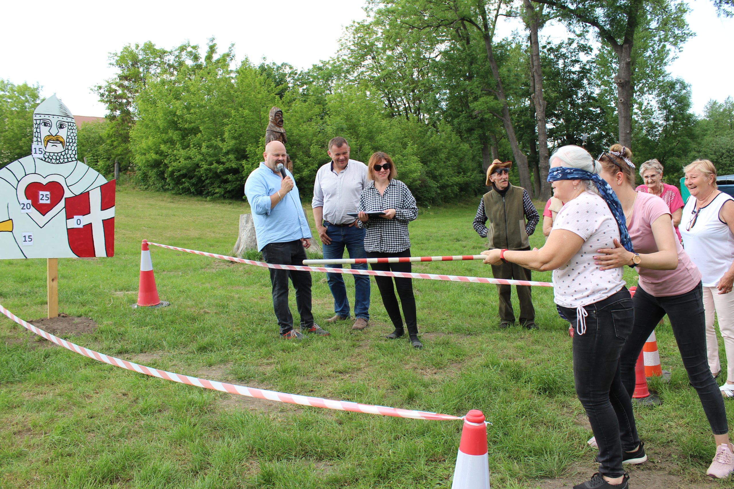 8) Zdjęcie przedstawia uczestników zabawy „błędny rycerz”