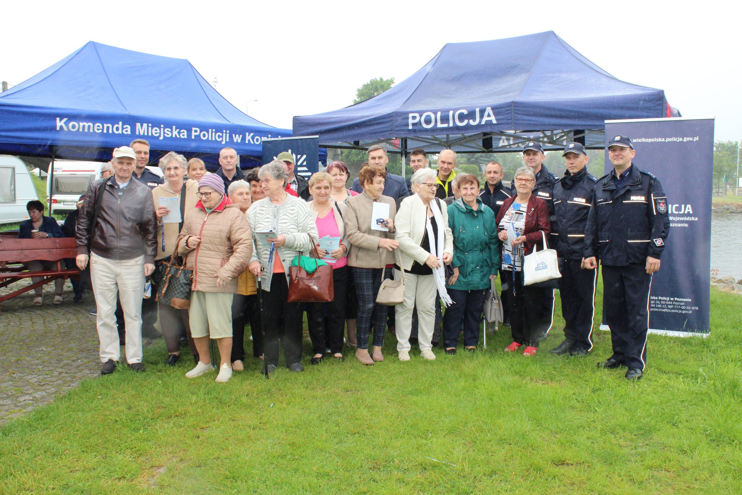 8. Zdjęcie grupowe seniorów wraz z policjantami i organizatorami imprezy plenerowej – rejsu profilaktycznego.