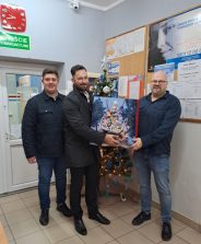 Na zdjęciu radni powiatu konińskiego wraz z dyrektorem MGOPS