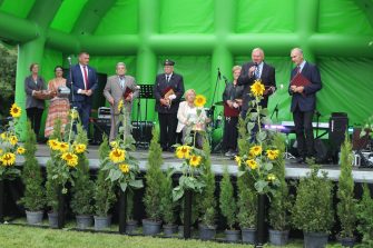 9) Zdjęcie przedstawia wszystkich laureatów aktów nadania honorowych tytułów