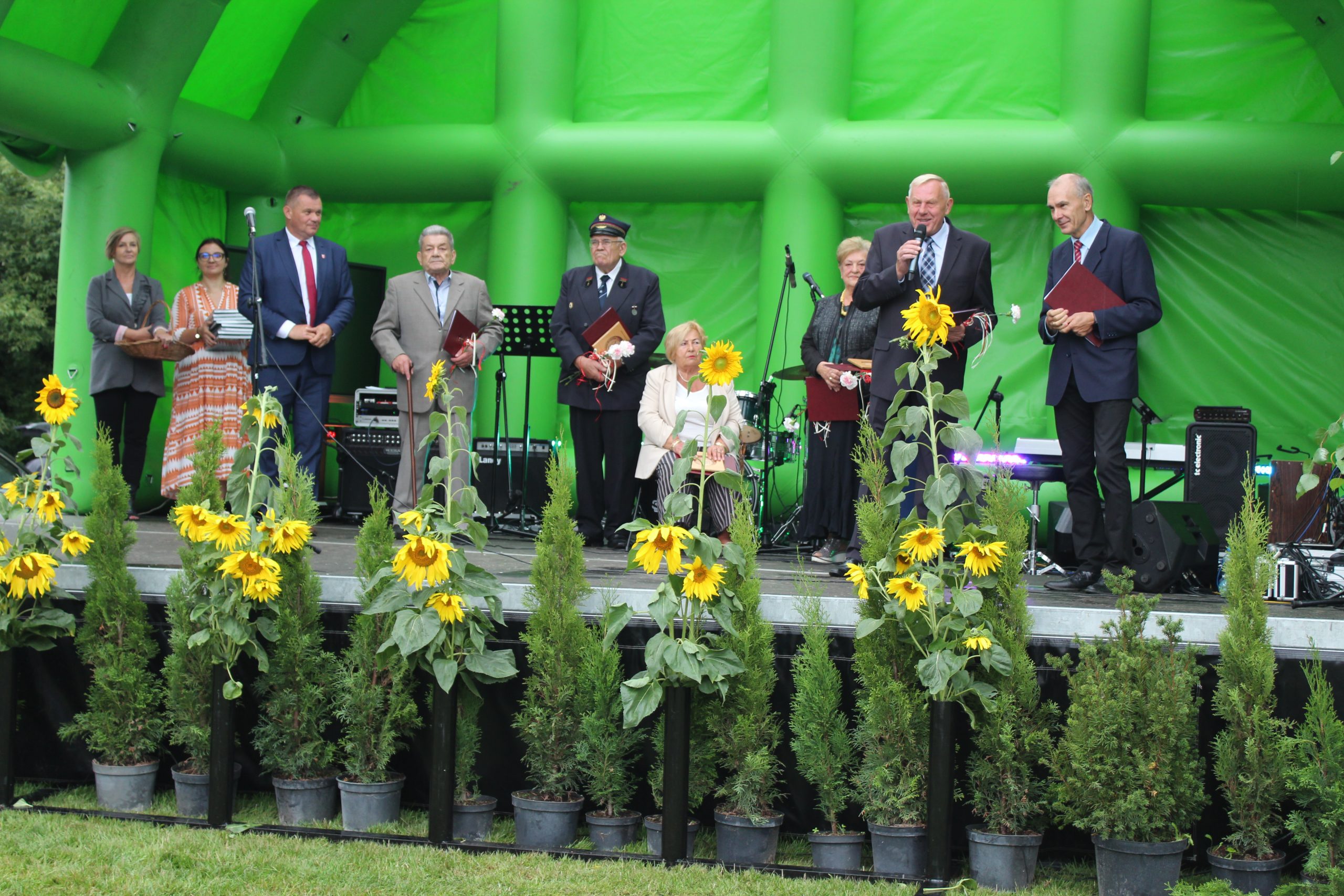 9) Zdjęcie przedstawia wszystkich laureatów aktów nadania honorowych tytułów