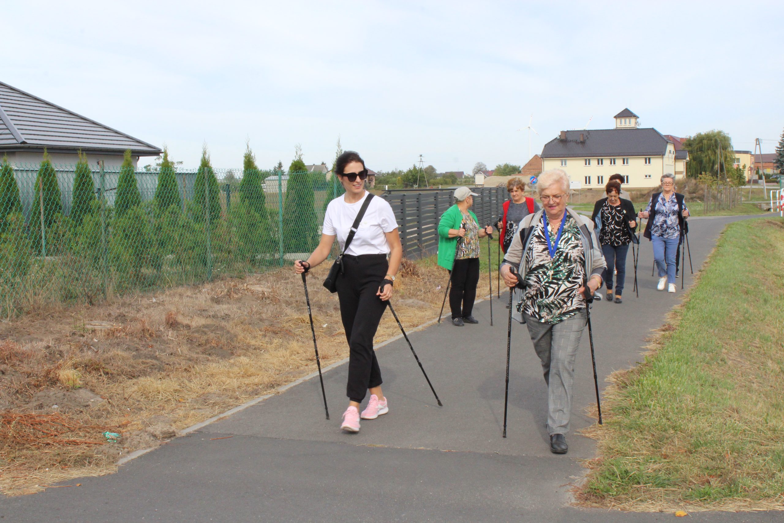 Na zdjęciu osoby podczas spaceru o kijkach