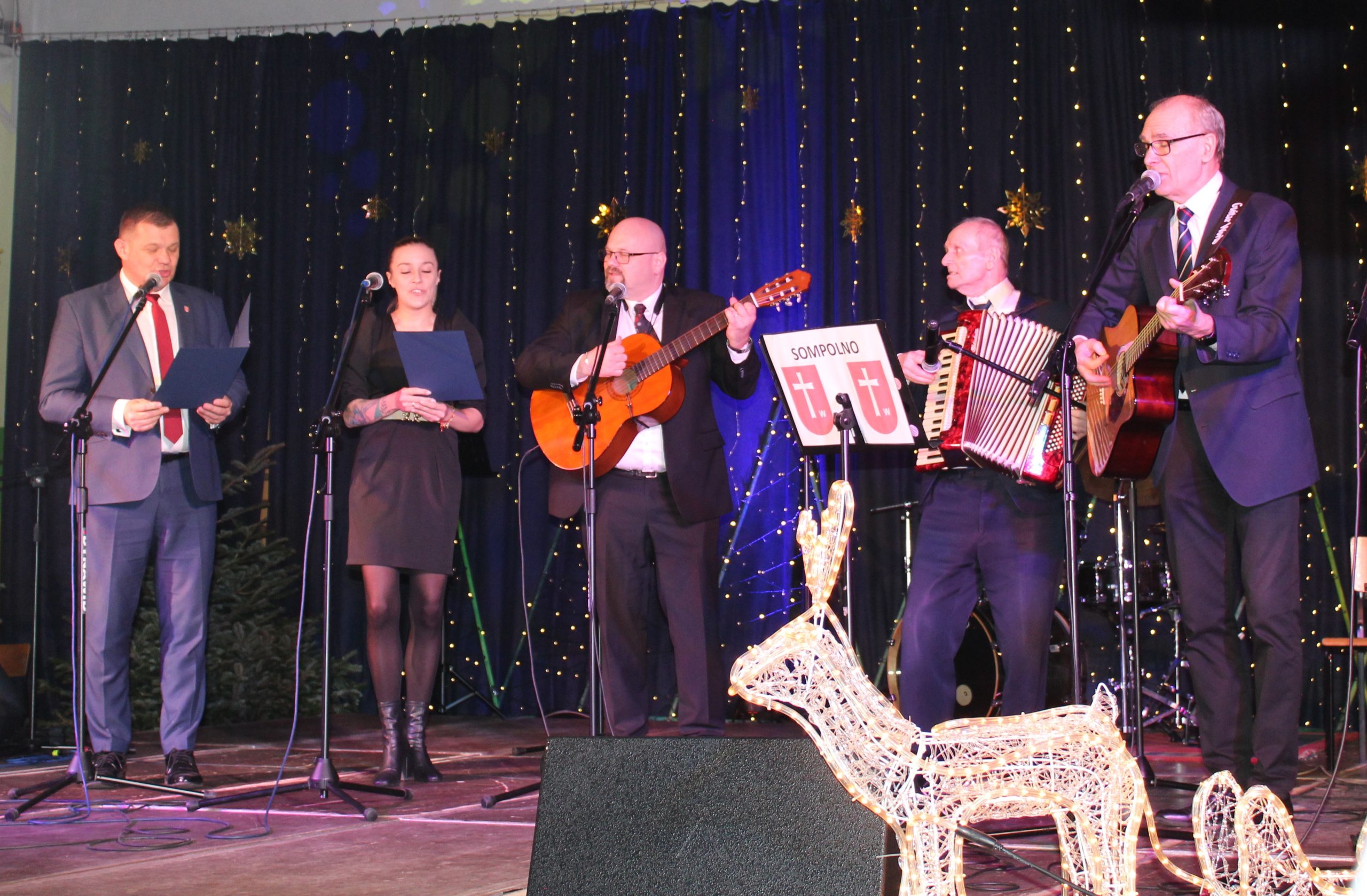 3) Na fotografii przedstawiciele samorządu sompoleńskiego: Pan Roman Bednarek – burmistrz, Pani Michalina Janicka – dyrektorka mgoku, Pan Tomasz Majewski – dyrektor miejsko – gminnego ośrodka pomocy społecznej w Sompolnie, Pan Zygmunt Teodorczyk – przedstawiciel seniorów z ddp oraz pan Andrzej Prętnicki – radny.