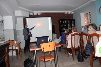 5) Na fotografii Pan Mikołaj Błaszczyk przedstawiający swoją prezentację na temat kosmosu.