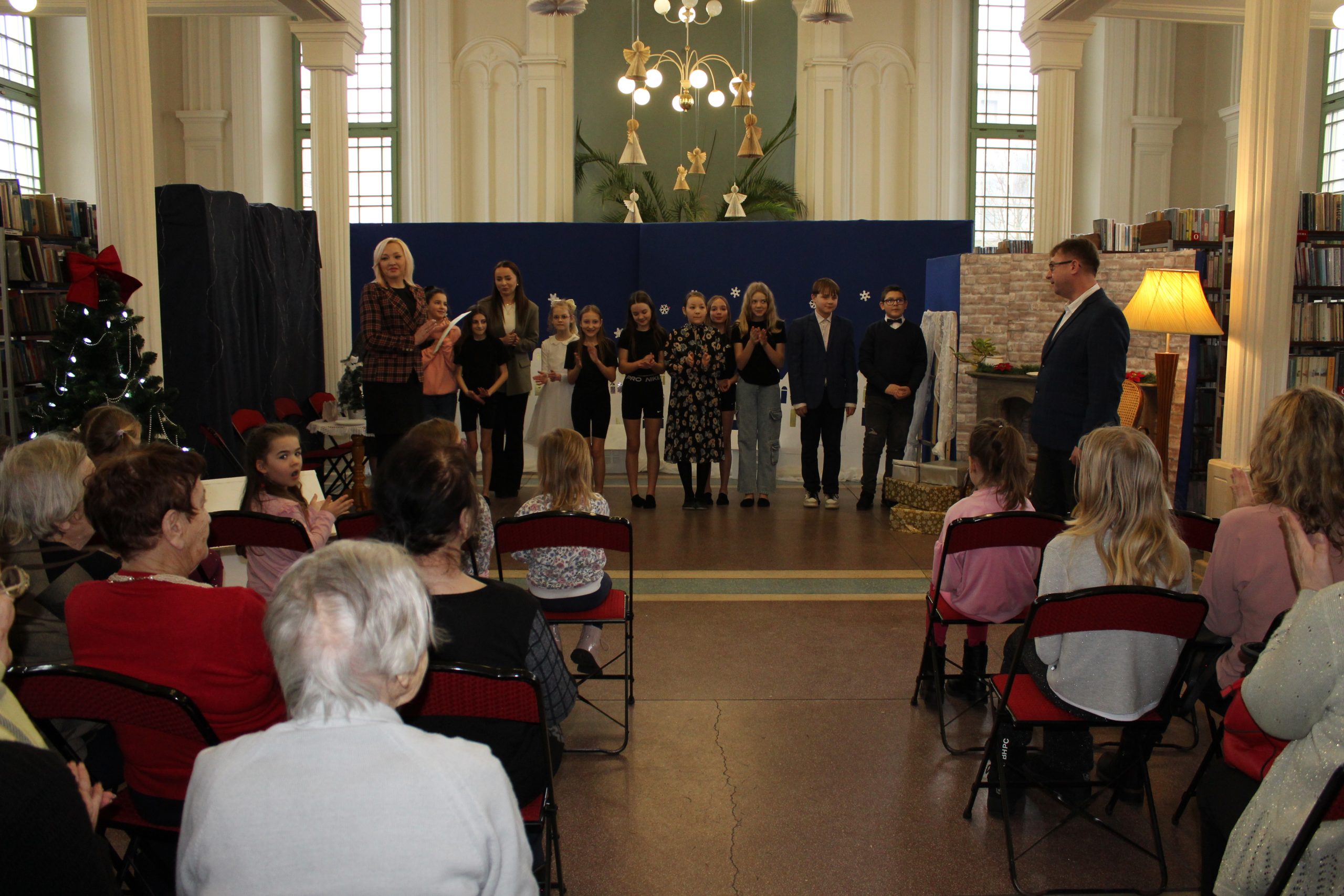 6) Na zdjęciu aktorzy, opiekunowie, organizatorzy oraz część publiczności.