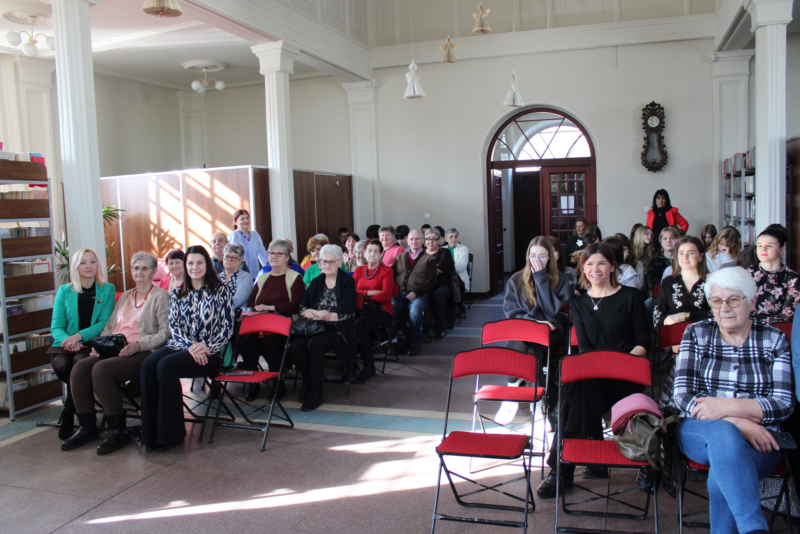 Zdjęcie wykonane w Miejsko – Gminnej Bibliotece Publicznej w Sompolnie. Przedstawia uczestników spotkania autorskiego wraz z pisarką
