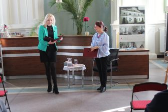 Fotografia przedstawia panią dyrektor biblioteki – Katarzynę Janicką wraz z pisarką panią Dorotą Grzechowiak.