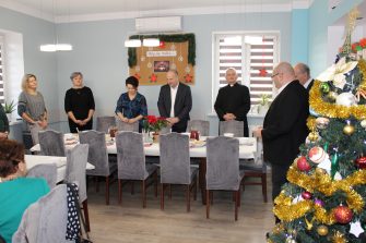 1) Zdjęcie wykonane w sali głównej Domu Dziennego Pobytu Senior+ w Sompolnie. Przedstawia gości zaproszonych na Spotkanie Wigilijne.