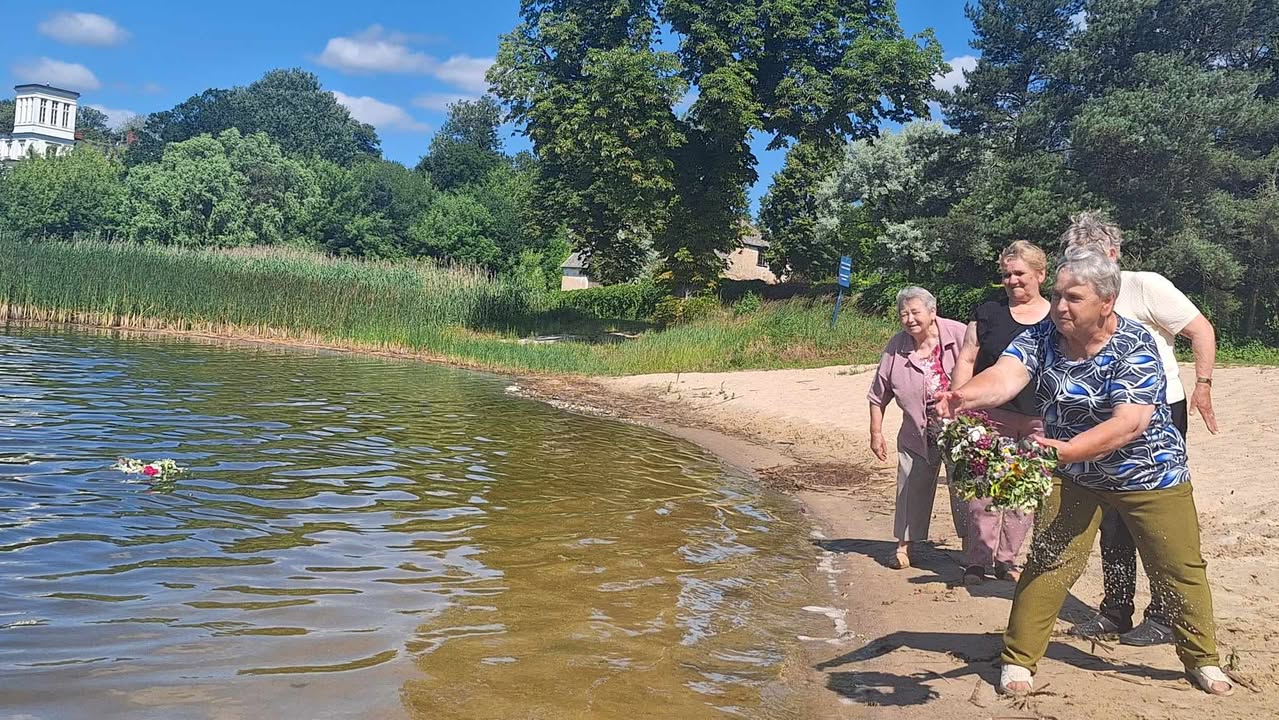 7) Kobiety rzucające wianki do jeziora