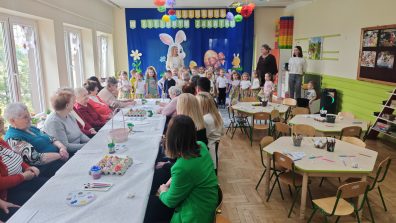 1. Zdjęcie przedstawia dzieci przedszkolne, seniorów z DDP Senior+ oraz innych zaproszonych gości podczas spotkania wielkanocnego zorganizowanego w przedszkolu „ Zielony Zakątek” w Sompolnie