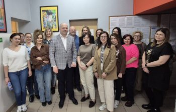 1) Zdjęcie wykonane w MGOPS w Sompolnie. Przedstawia burmistrza miasta Sompolno i dyrektora MGOPS wraz z pracownikami.