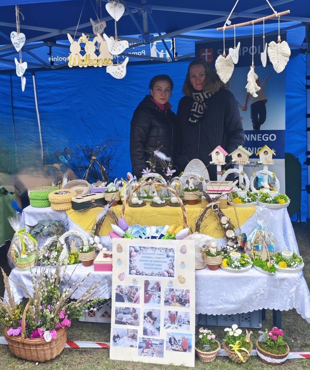 1) Zdjęcie wykonane podczas kiermaszu wielkanocnego w Sompolnie. Przedstawia stoisko z rękodziełem uczestników domu dziennego pobytu.