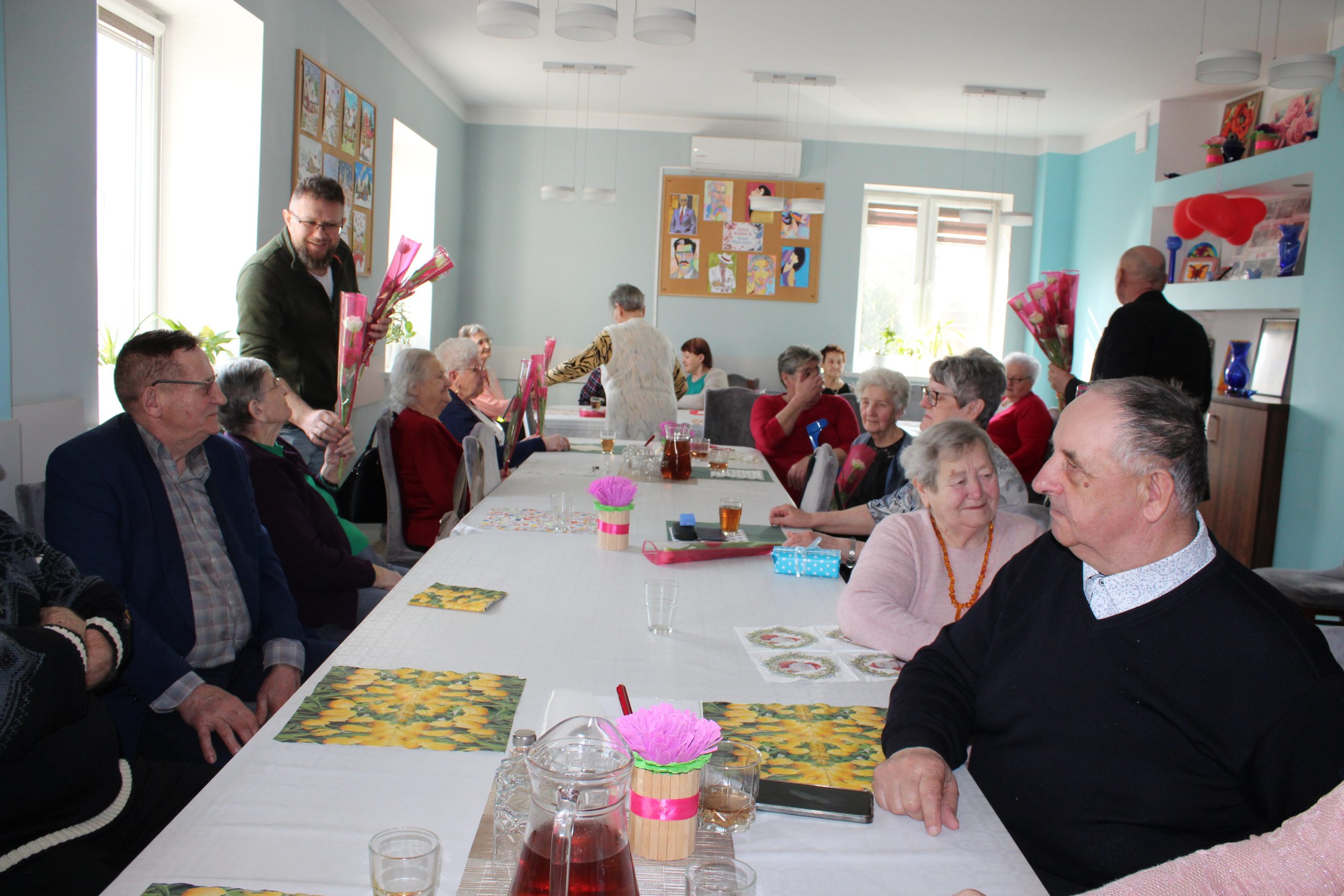 2) Na zdjęciu pracownicy MGOPS wręczający kwiaty seniorkom.