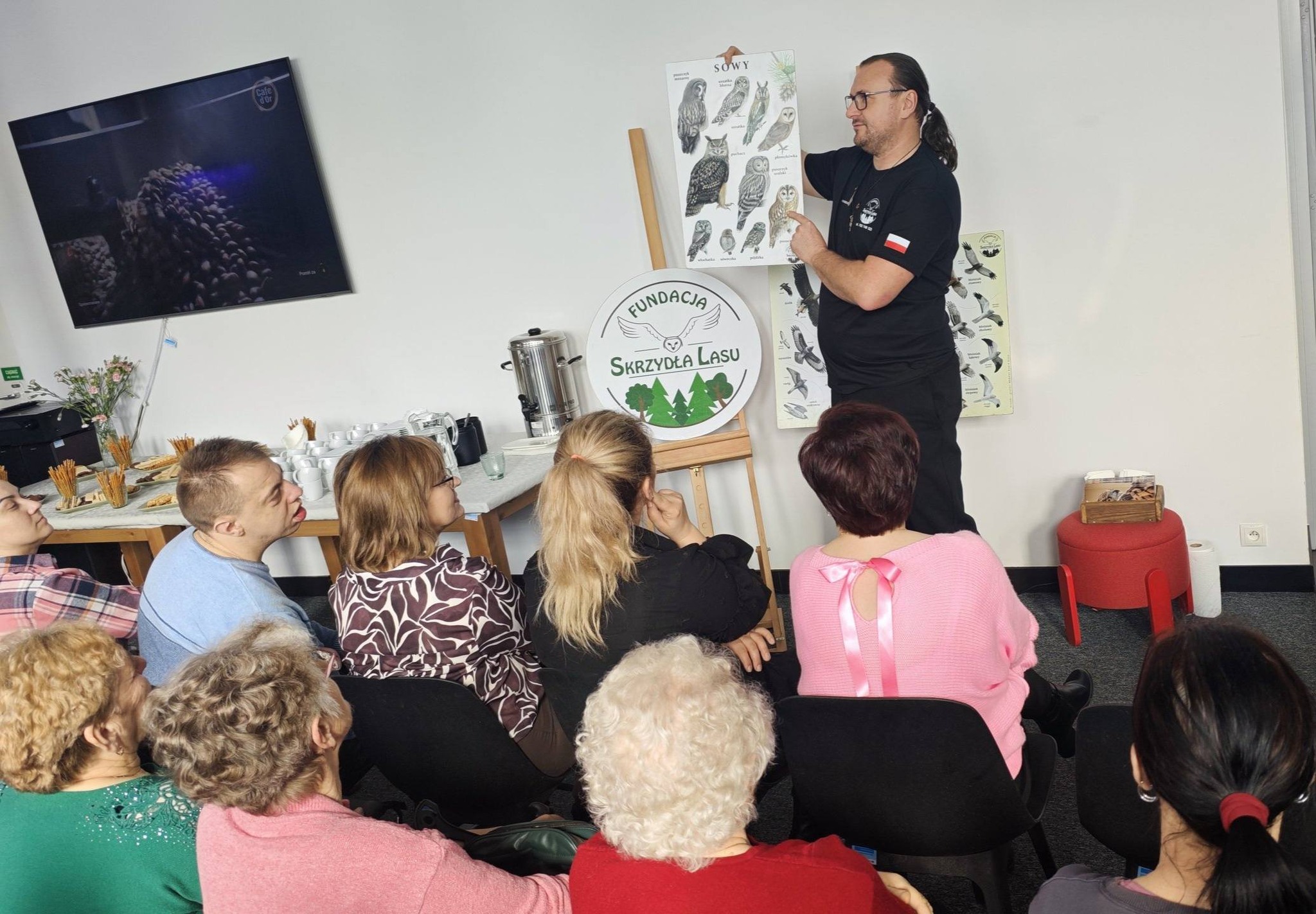 2) Na zdjęciu Pan Piotr Nadolski pokazuje planszę z sowami występującymi w Polsce.