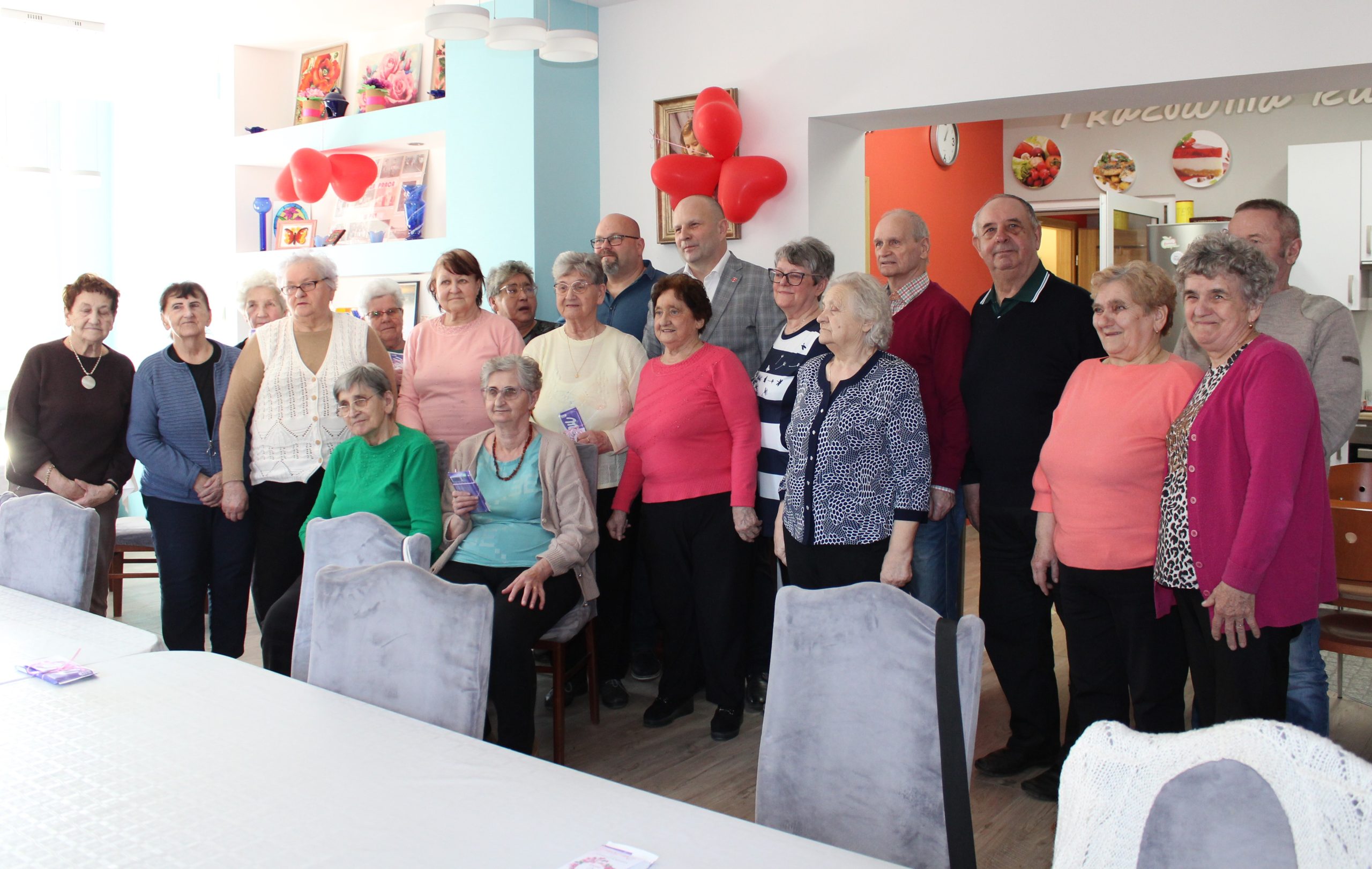 2) Zdjęcie wykonane w DDP w Sompolnie. Przedstawia burmistrza miasta Sompolno i dyrektora MGOPS wraz z seniorami.