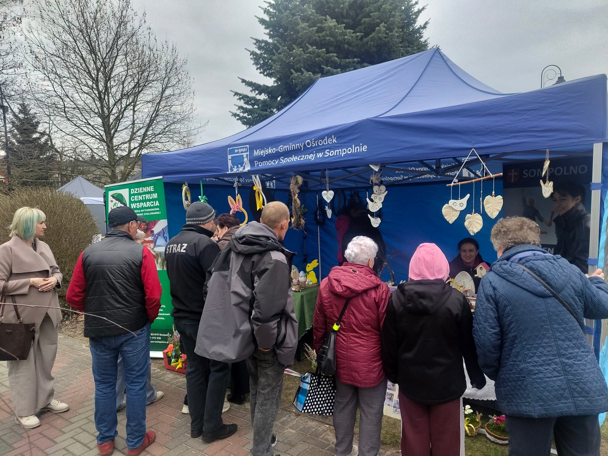 2) Na zdjęciu widać osoby odwiedzające stoisko ddp.