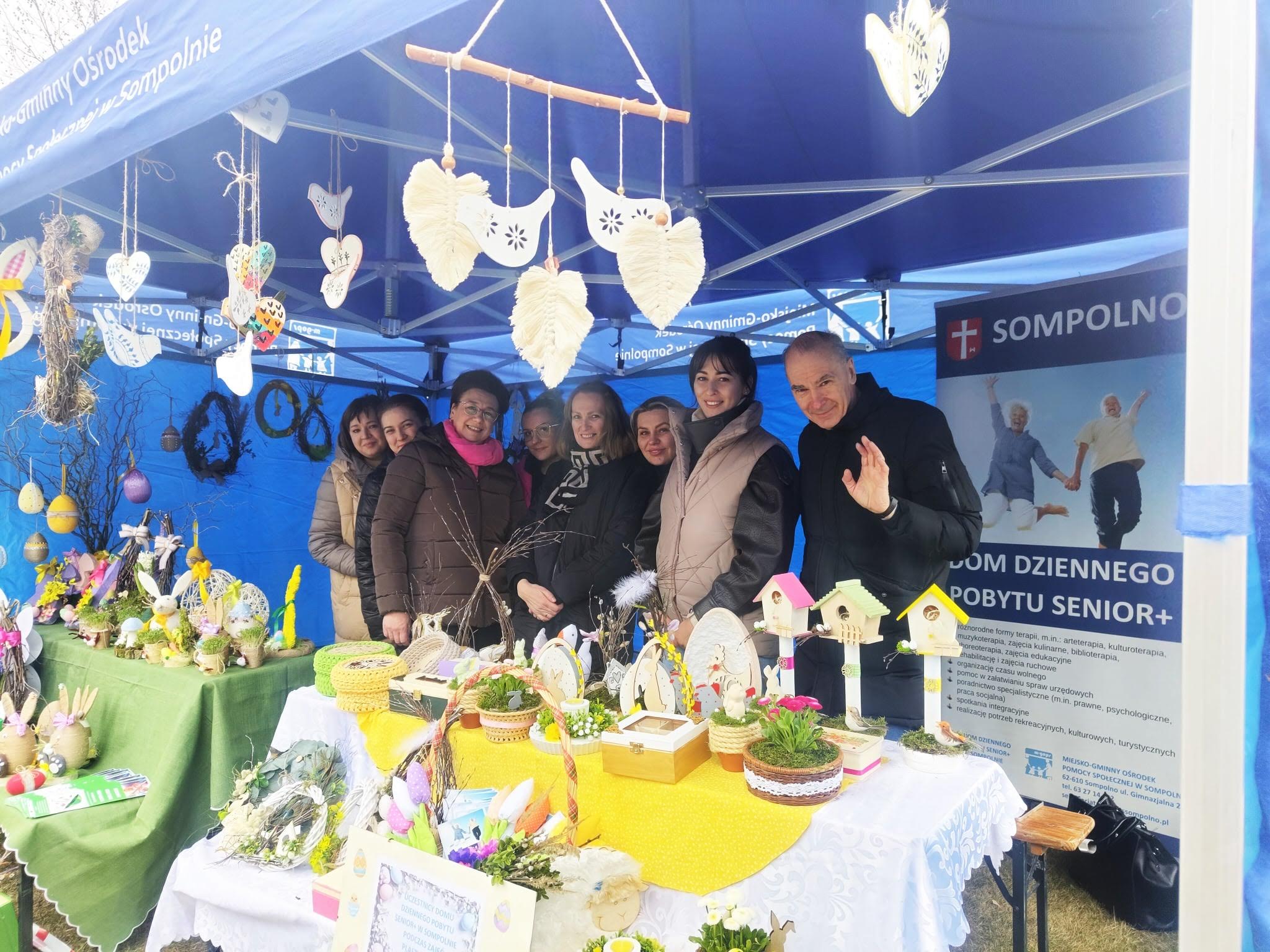 3) Na zdjęciu pracownicy ddp i dcw podczas kiermaszu wielkanocnego.