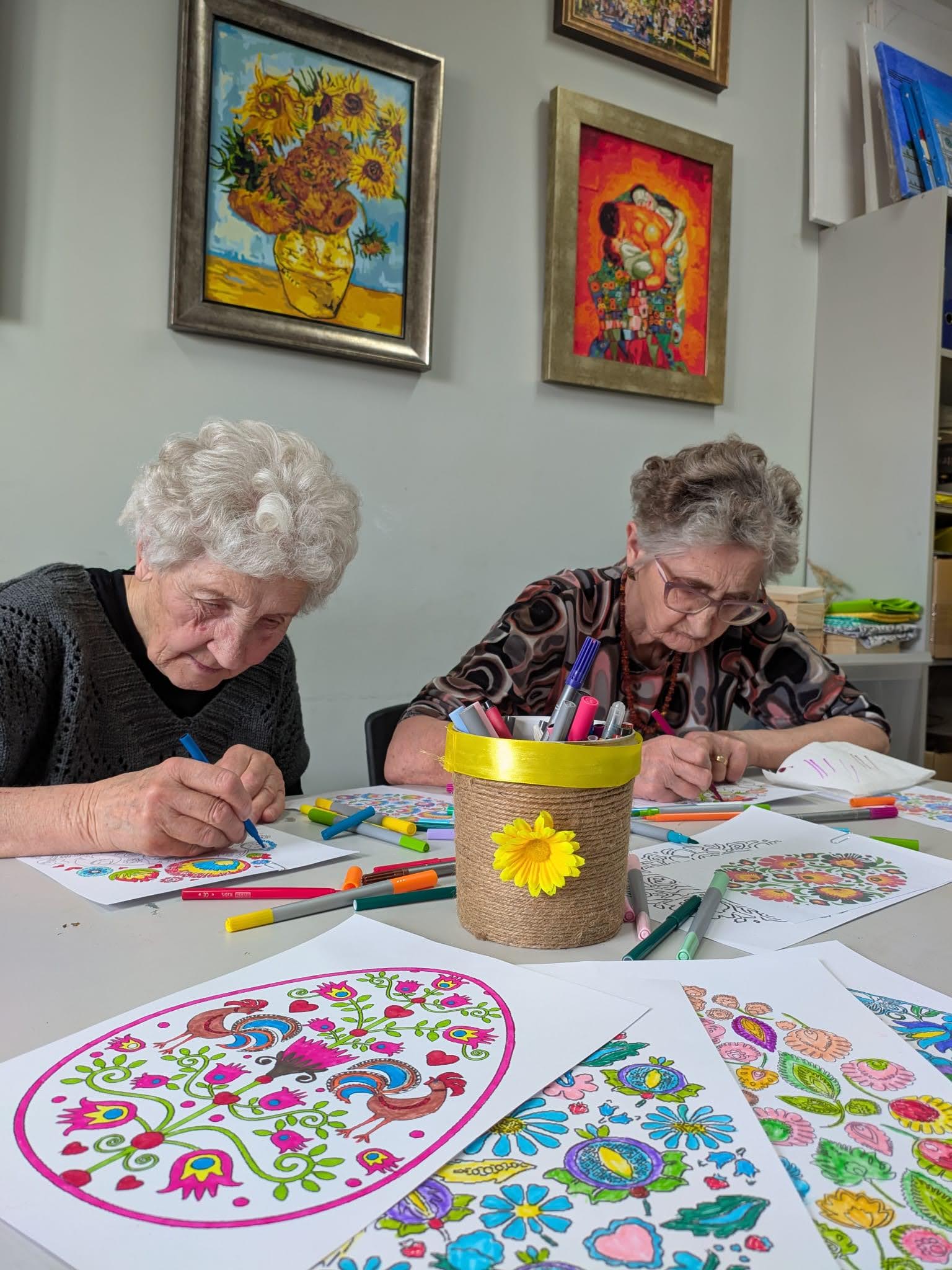5) Na fotografii seniorki wykonujące prace plastyczne.