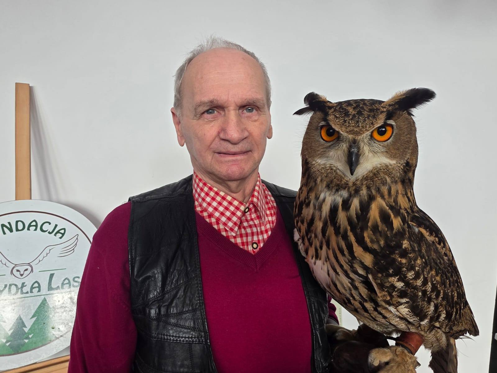 5) Zdjęcie przedstawia jednego z uczestników prezentacji pozującego z puchaczem.