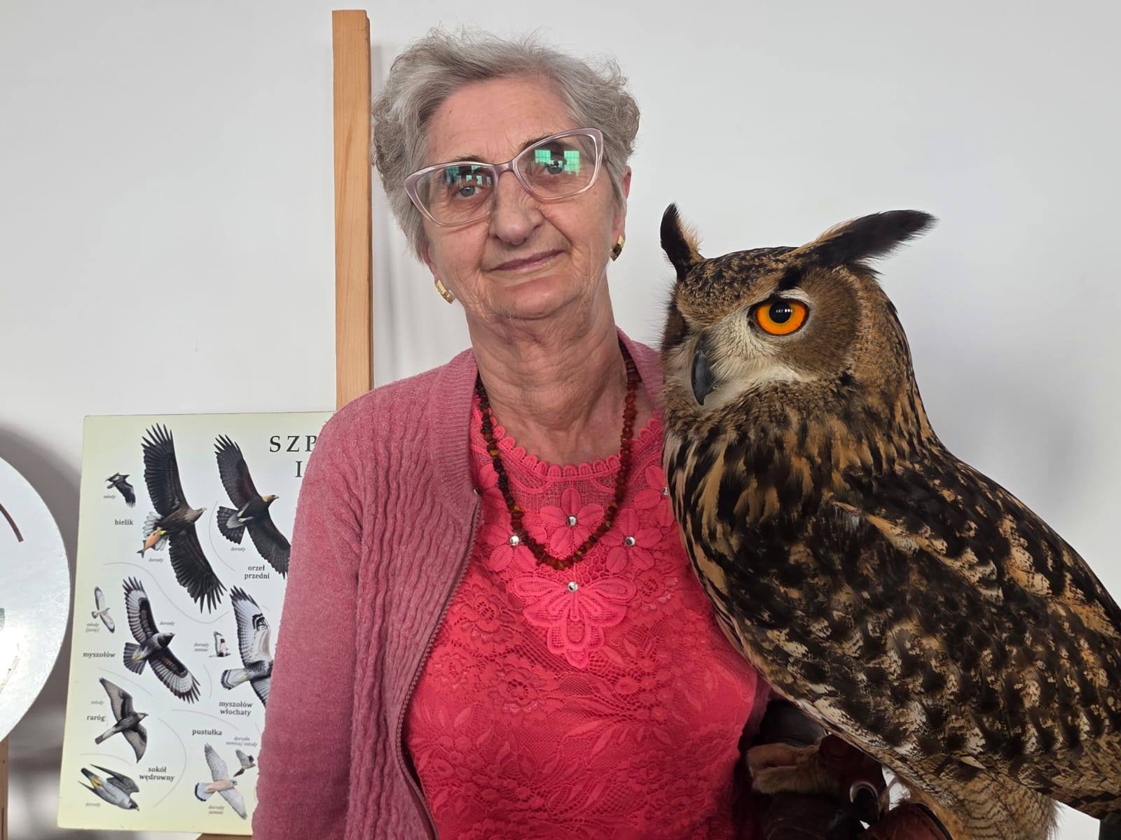 6) Zdjęcie przedstawia jedną z uczestniczek prezentacji pozującą z puchaczem.