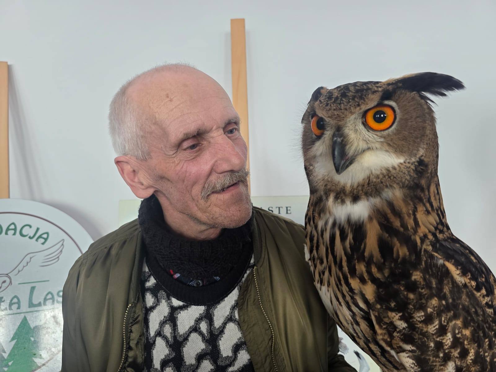 7) Na zdjęciu uczestnik prezentacji pozujący z puchaczem.