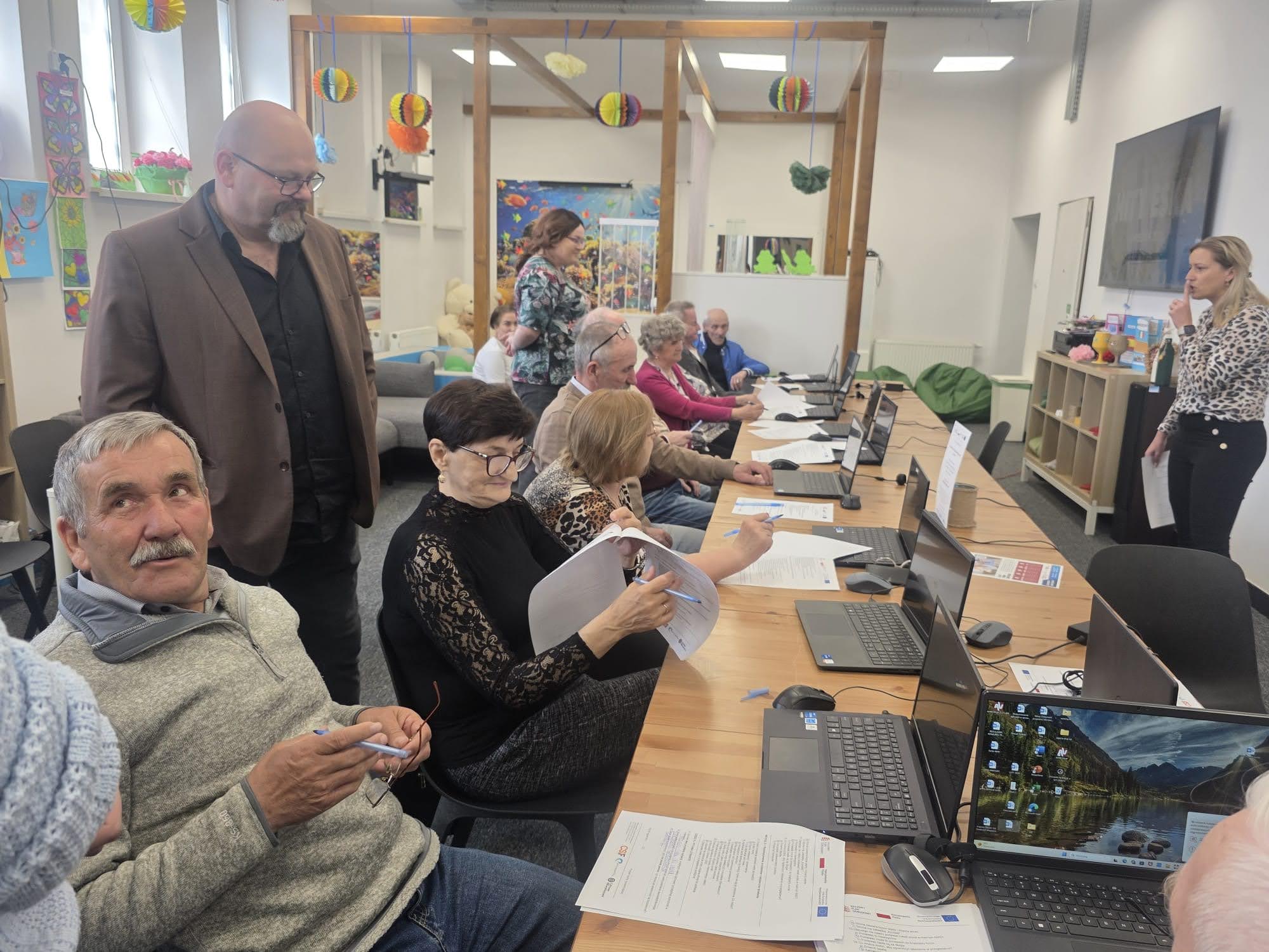 1) Zdjęcie wykonane w Dziennym Centrum Wsparcia w Sompolnie. Przedstawia osoby uczestniczące w kursie komputerowym.