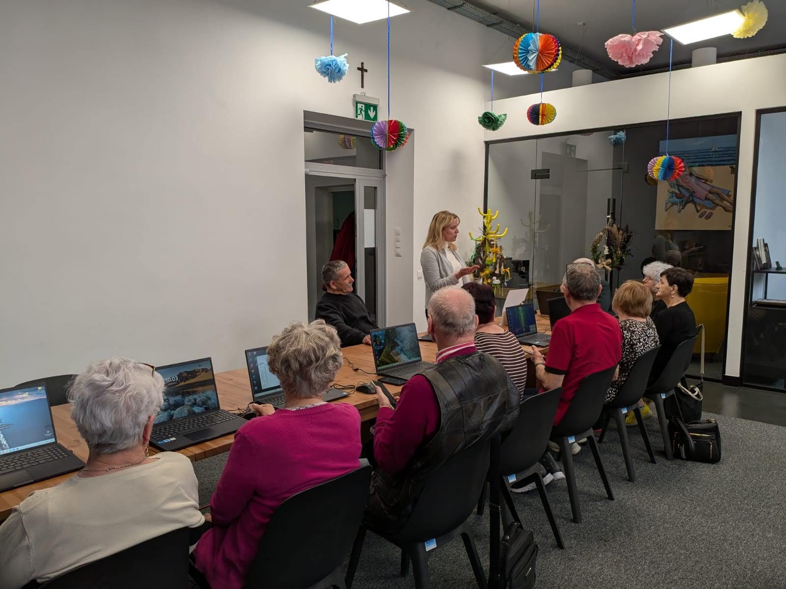 2) Na zdjęciu instruktorka szkolenia oraz seniorzy