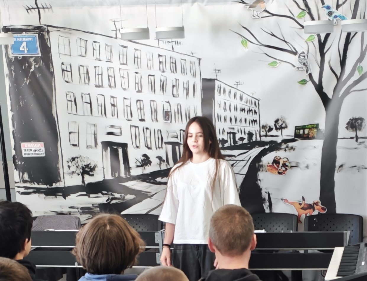 2) Na zdjęciu uczennica szkoły podstawowej przedstawiająca monodram.