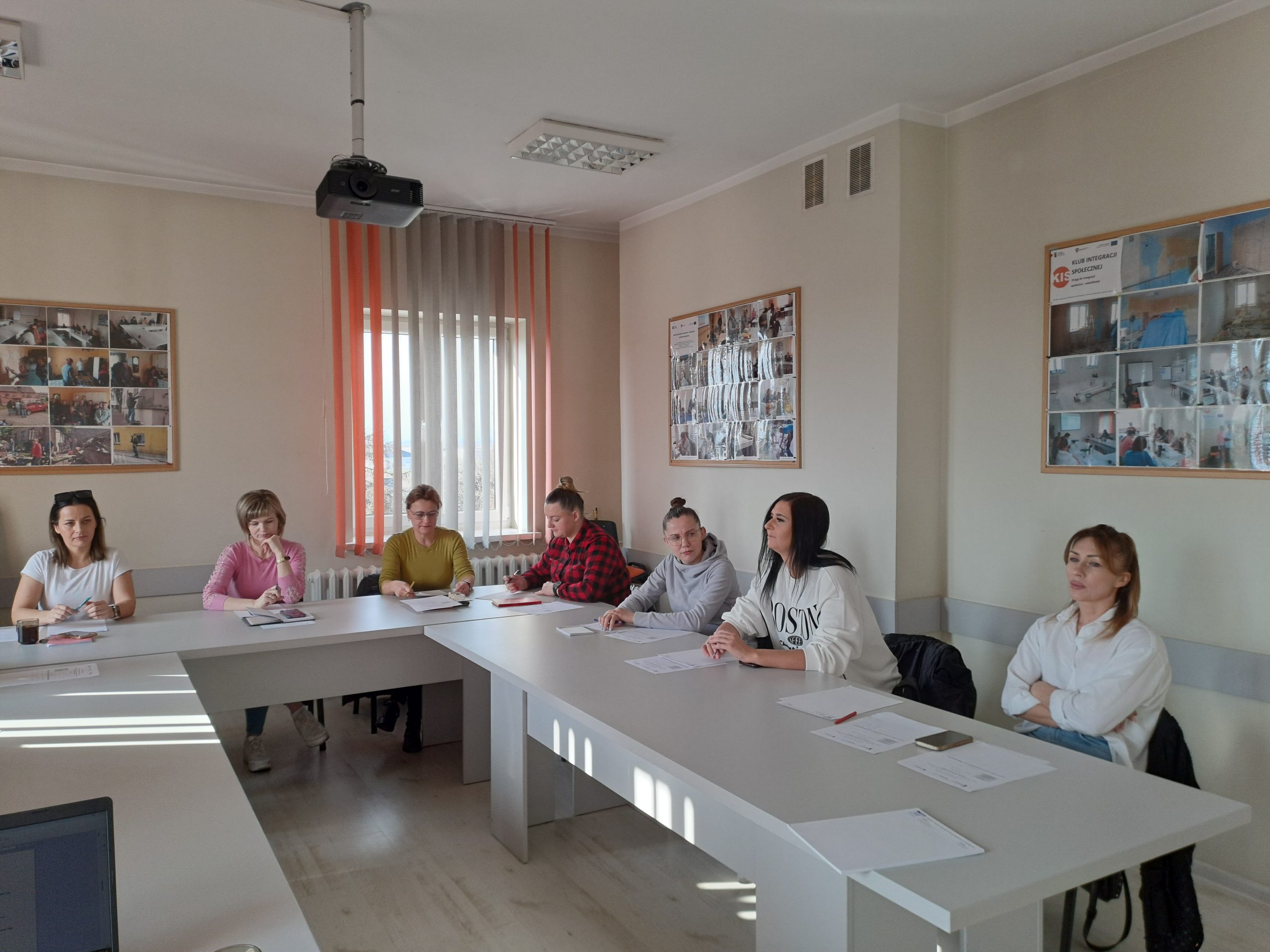 Fotografia ukazuje uczestniczki szkolenia mającego na cel aktywizować zawodowo siedzące przy wspólnym stole. Każda z kursantek ma przed sobą notatki.