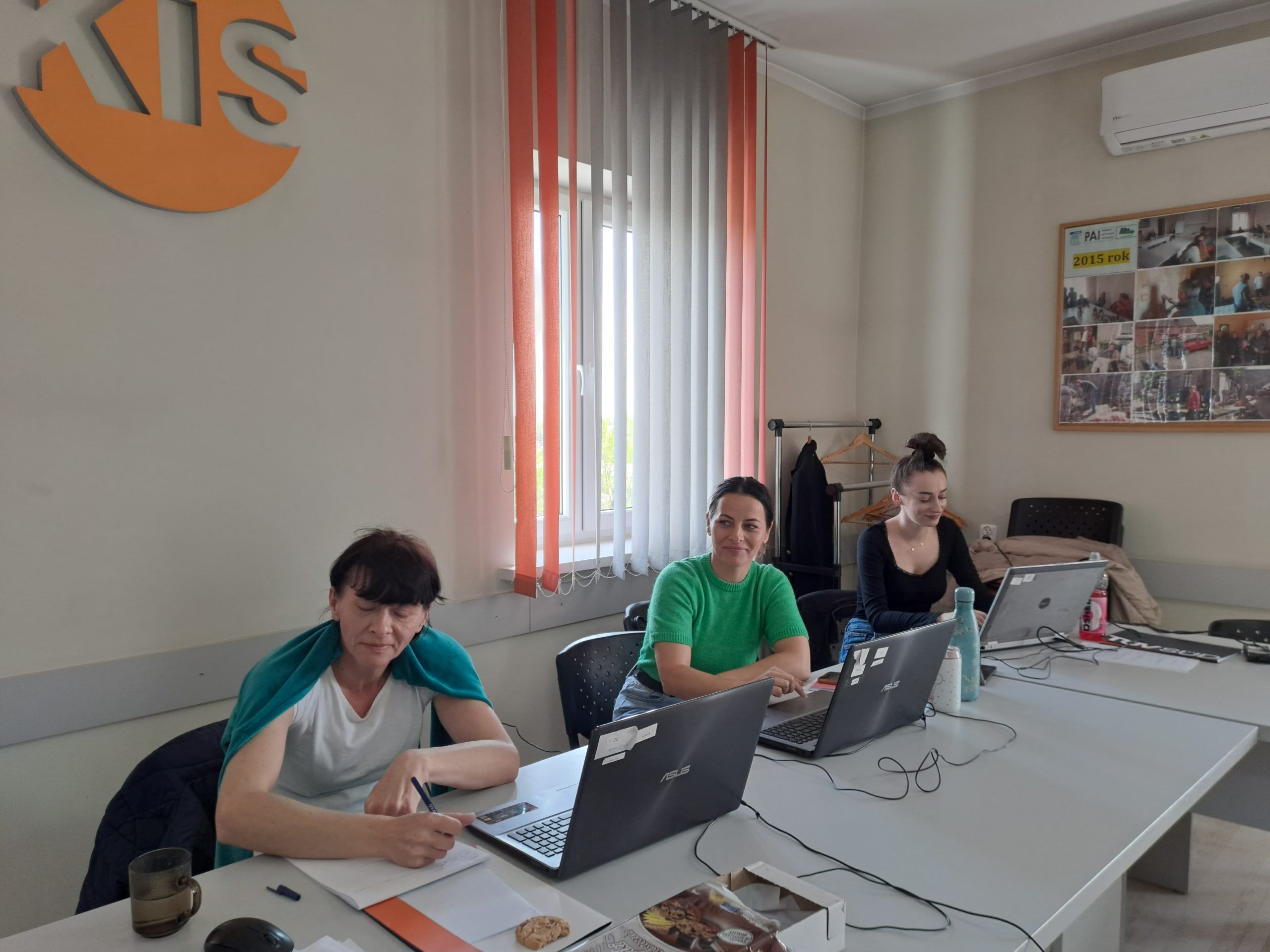 Fotografia ukazuje uczestniczki kursu aktywizującego zawodowo przy pracy na komputerach