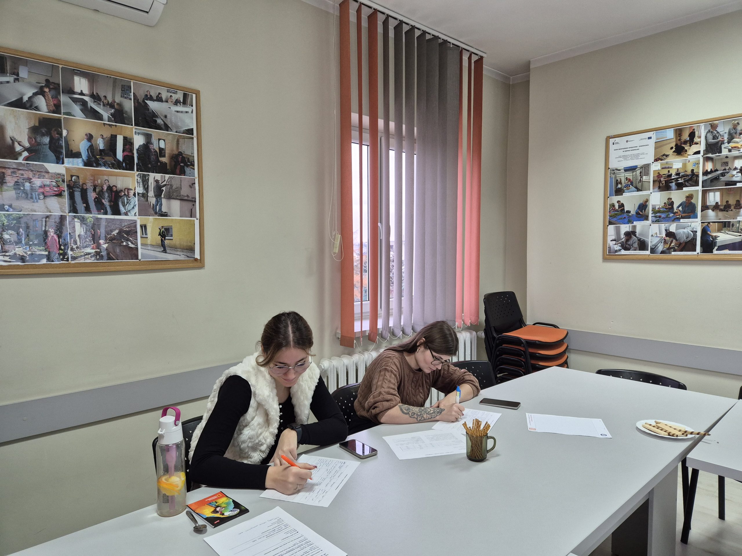 Fotografia przedstawia kursantów ćwiczących tworzenie dokumentacji