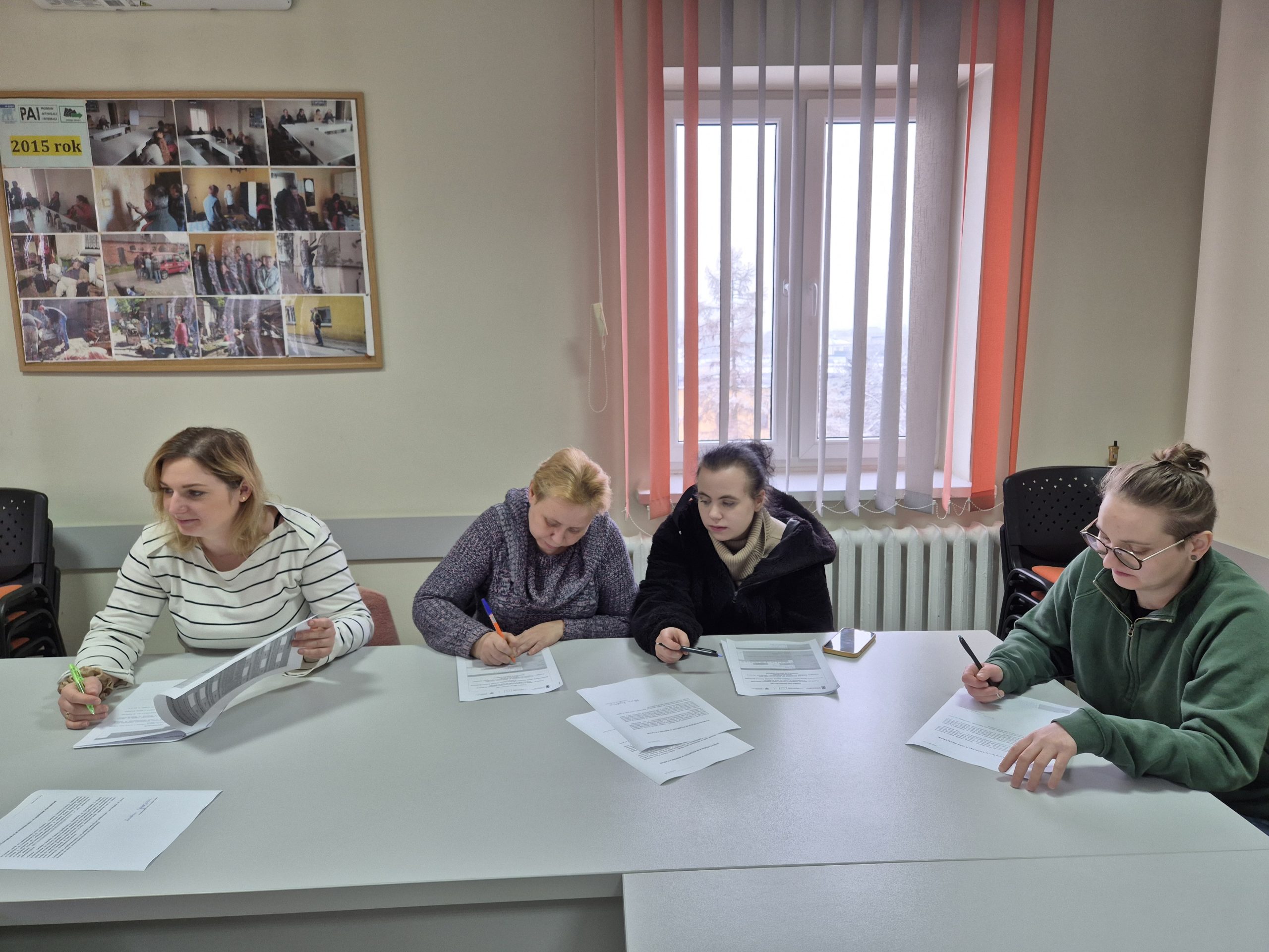 Zdjęcie ukazuje uczestników szkolenia, którzy sporządzają i redagują dokumentację