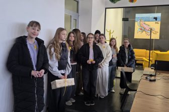 1) Zdjęcie wykonane w Dziennym Centrum Wsparcia w Sompolnie. Przedstawia dzieci, które przyszły z żonkilami.