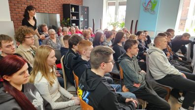 3) Na fotografii zaproszeni goście podczas spektaklu