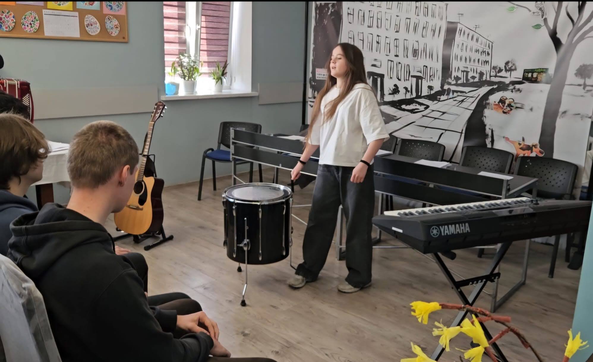 4) Na zdjęciu uczennica grająca teatr jednego aktora