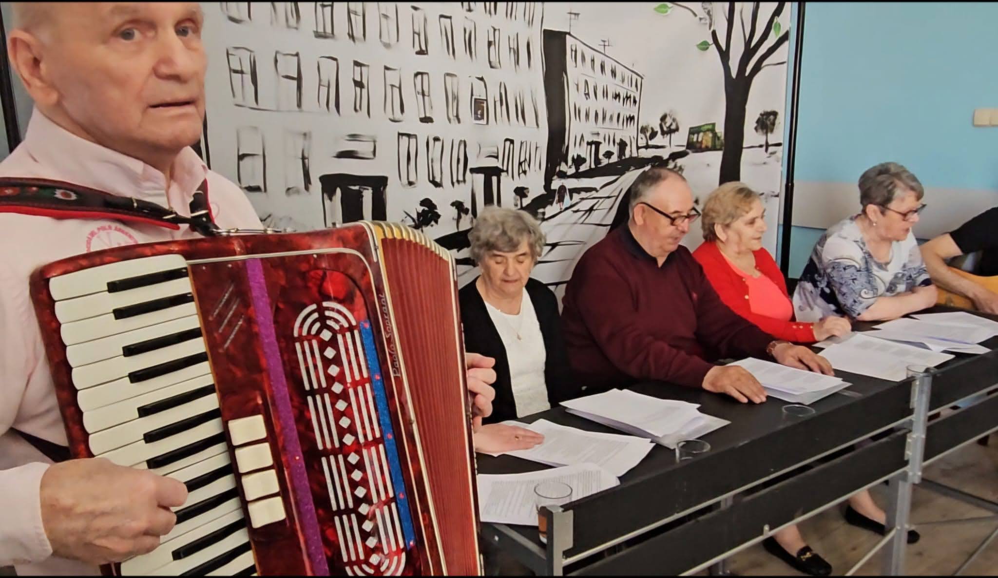 5) Na fotografii seniorzy podczas sztuki teatralnej.