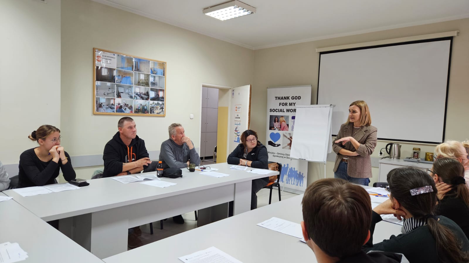 Na fotografii możemy zobaczyć pracownicę M-GOPS w Sompolnie prowadzącą wykład dla uczestników szkolenia