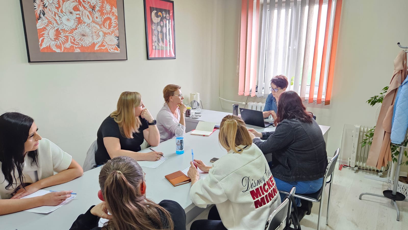 Zdjęcie ukazuje osoby biorące udział w kursach aktywizujących zawodowo, które słuchają wykładu prowadzącej szkolenie