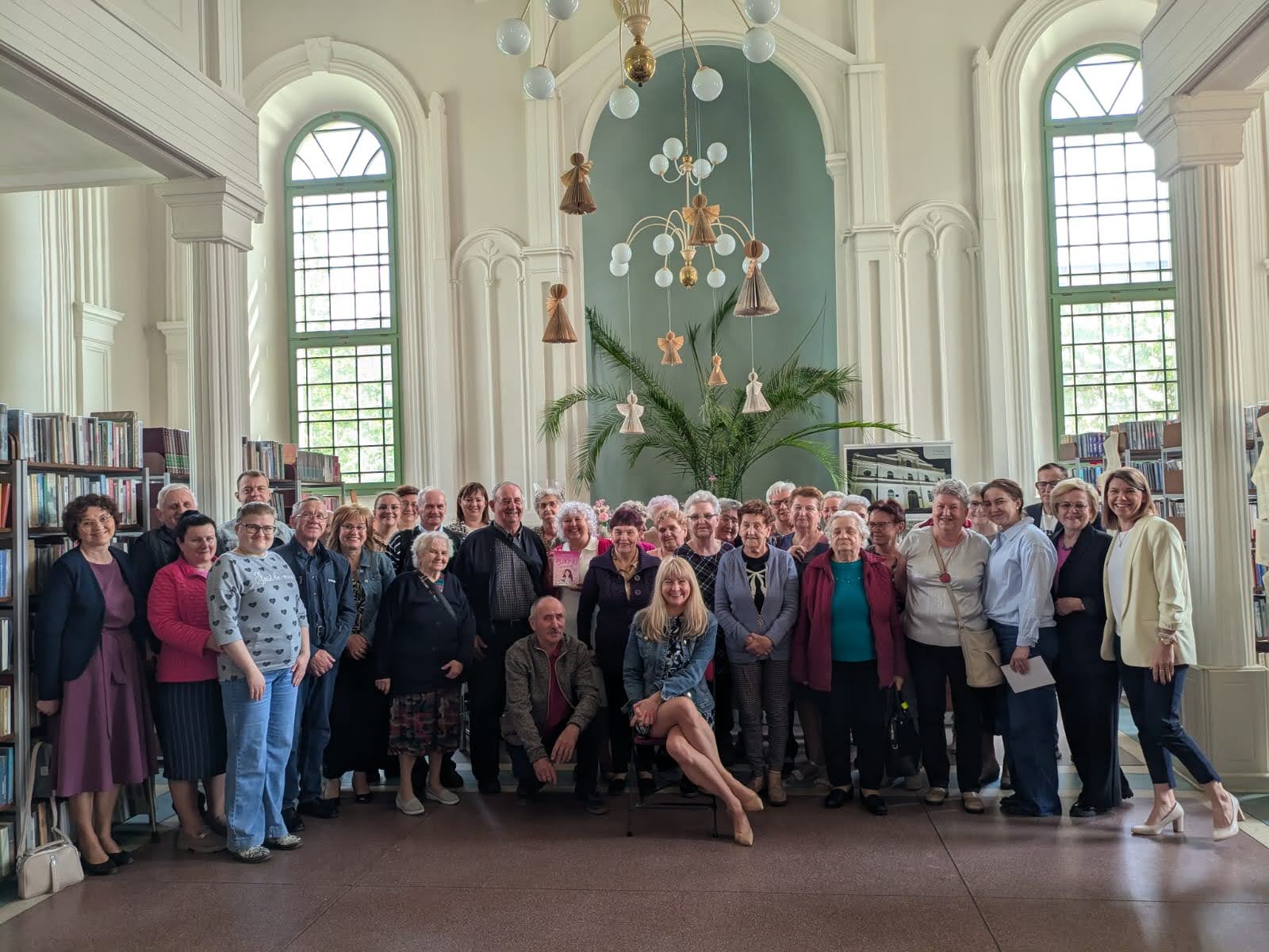 5) Zdjęcie grupowe przedstawia wszystkich uczestników spotkania autorskiego.