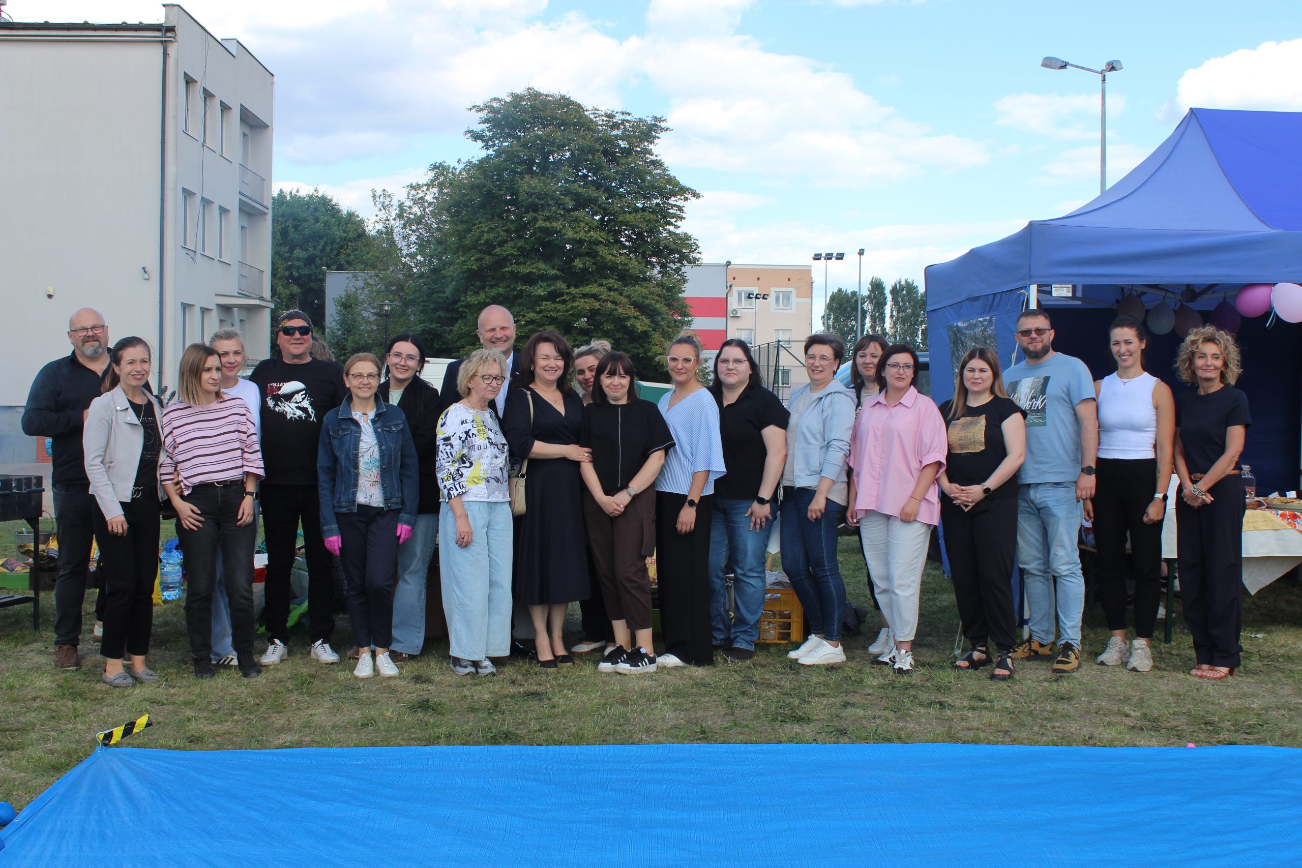6) Na fotografii pracownicy mgops wraz z włodarzami gminy
