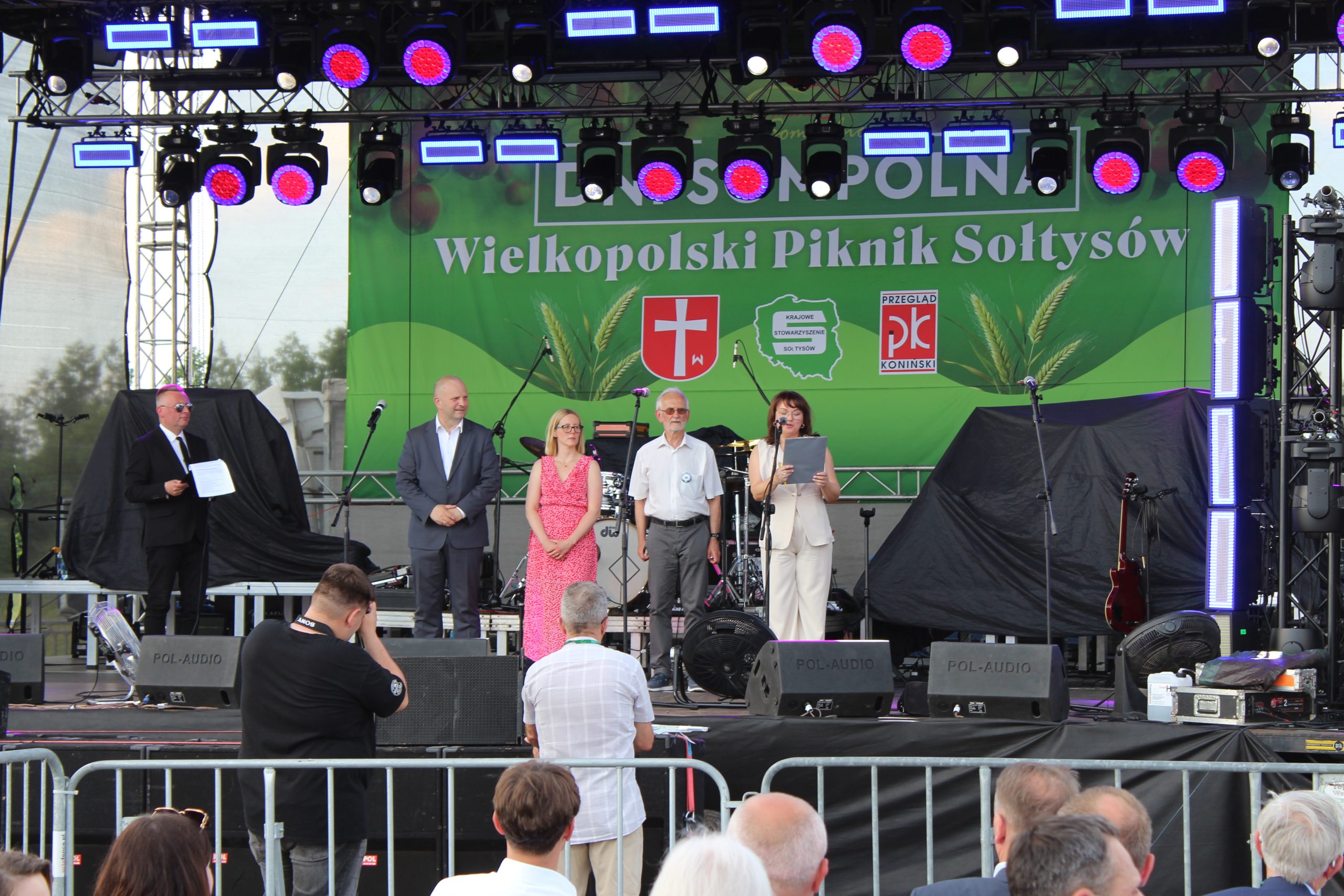 4) Na zdjęciu scena podczas Pikniku Sołtysów na której stoi Pan Waldemar Marciniak – Burmistrz Sompolna, Pani Paulina Bajcar – prezes zarządu Przeglądu Konińskiego, Ireneusz Niewiarowski – działach Krajowego Stowarzyszenia Sołtysów oraz Pani Aneta Niestrawska – sekretarz gminy Sompolno.