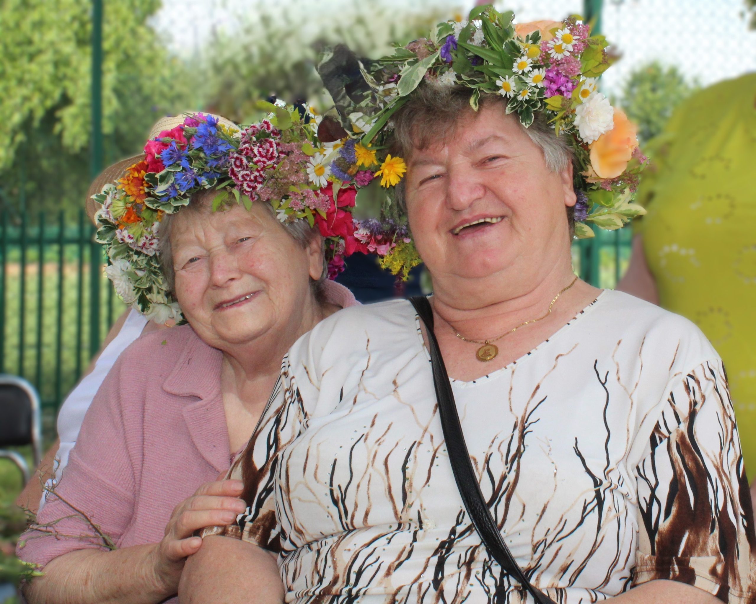 5) Zdjęcie przedstawia dwie seniorki z wiankami na głowach.