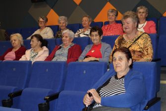 3. Fotografia przedstawia seniorów podczas wspólnego oglądania filmu w Kinie za rogiem.
