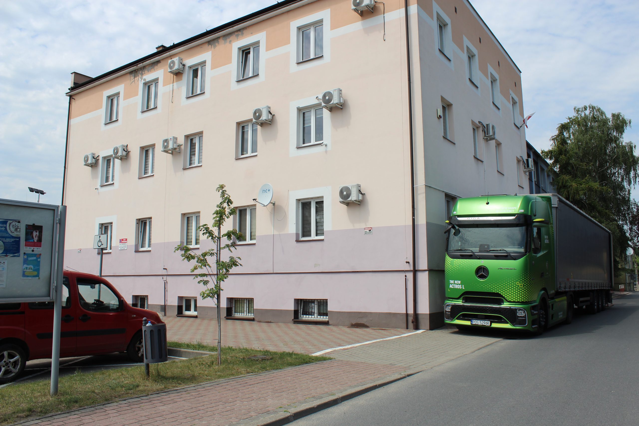 3) Na fotografii budynek M-GOPS oraz ciężarówka z transportem z Banku Żywności.