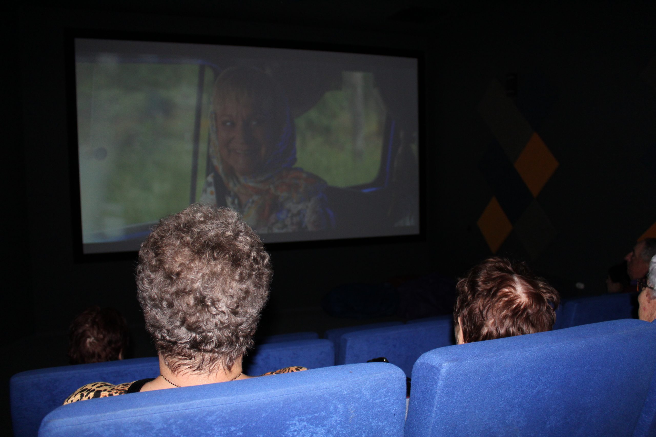 4. Zdjęcie przedstawia kadr z filmu „ Dalej jazda!” wyświetlony na ekranie w Kinie za Rogiem